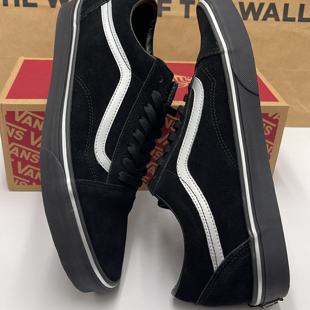 Vans Men’s Black and White Sneakers Old Skool
Metallic Black
VN000CTERMA - Picture 11 of 16